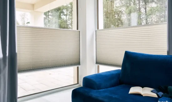 Gemütlicher Wohnraum mit halbgeschlossenen Plissees