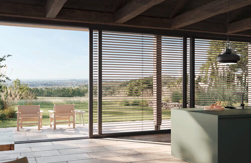 Moderne Innenarchitektur mit Blick auf die Natur durch große Fenster