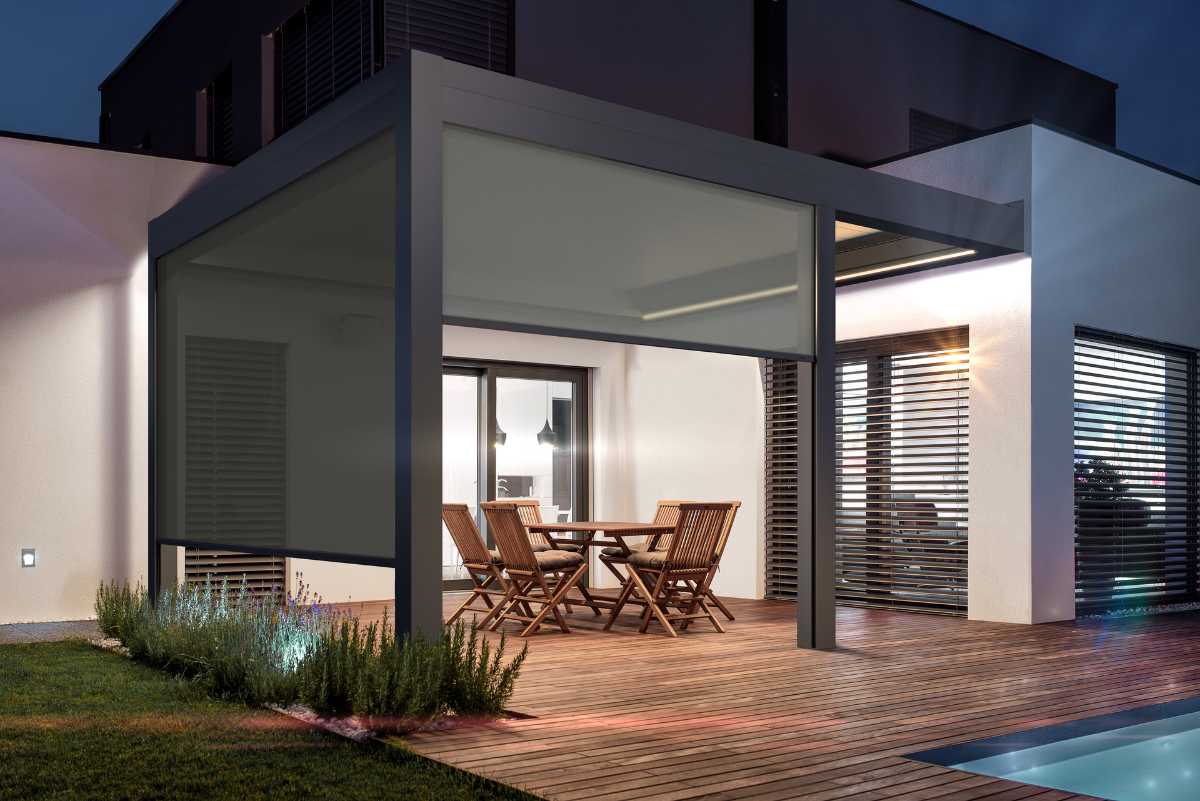 Moderne Überdachung auf einer stilvollen Terrasse mit Holzstühlen