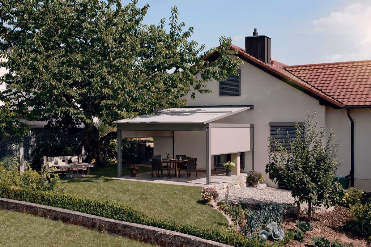Graue Terrassenmarkise mit seitlichem Sicht- und Windschutz