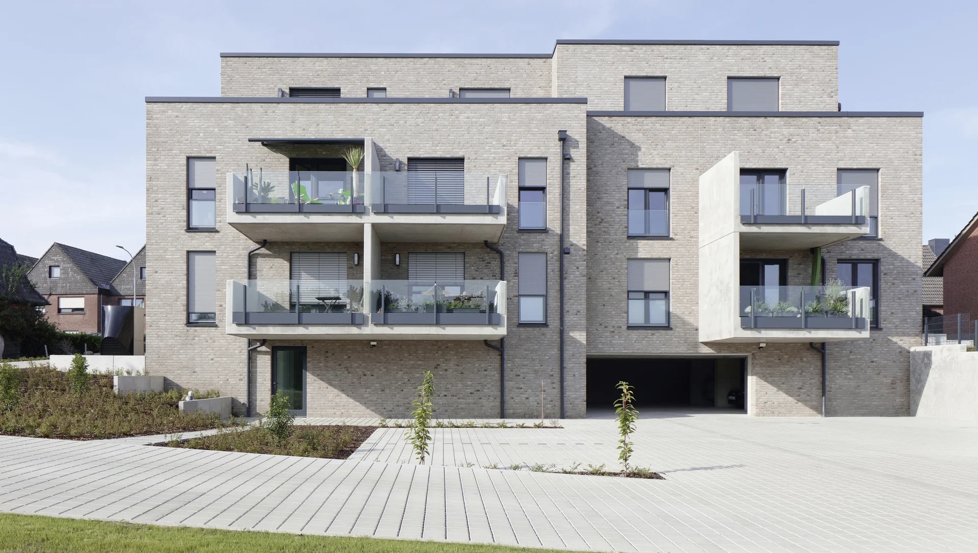 Moderne Wohnanlage mit Balkonen und grüner Umgebung