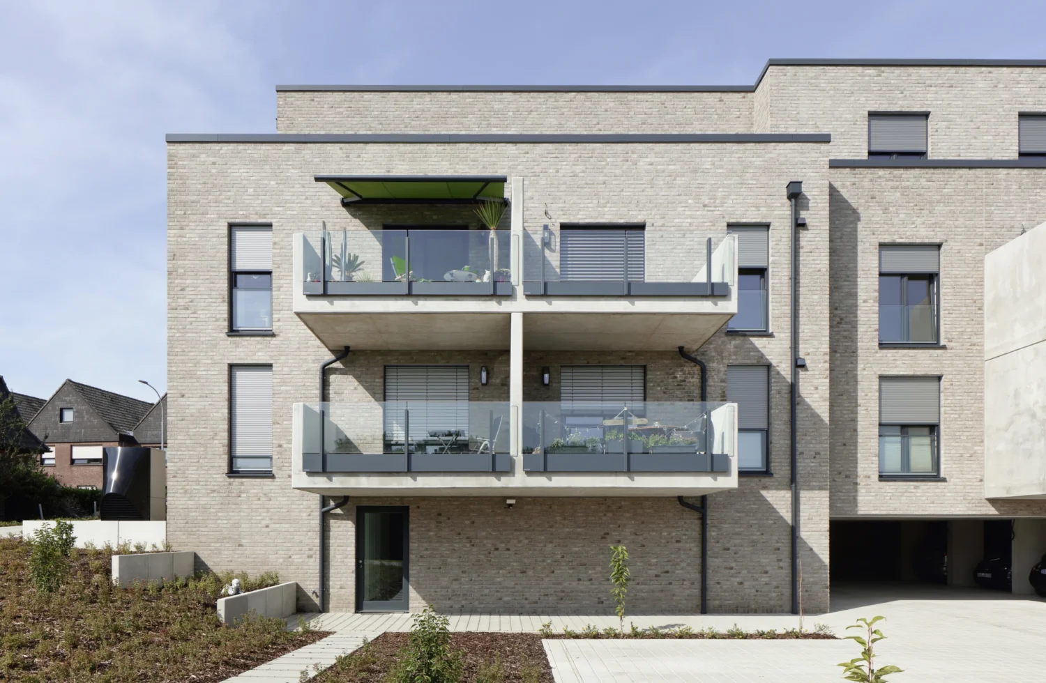 Moderne Wohngebäude mit Balkonen und Ziegelsteinfassade