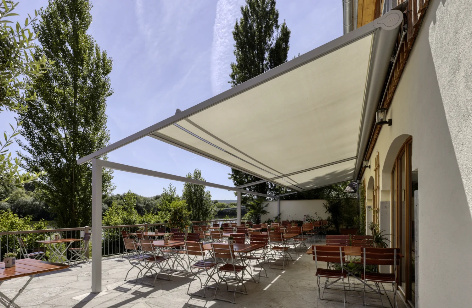 Terrasse mit Sonnenschutz und Sitzgelegenheiten im Freien