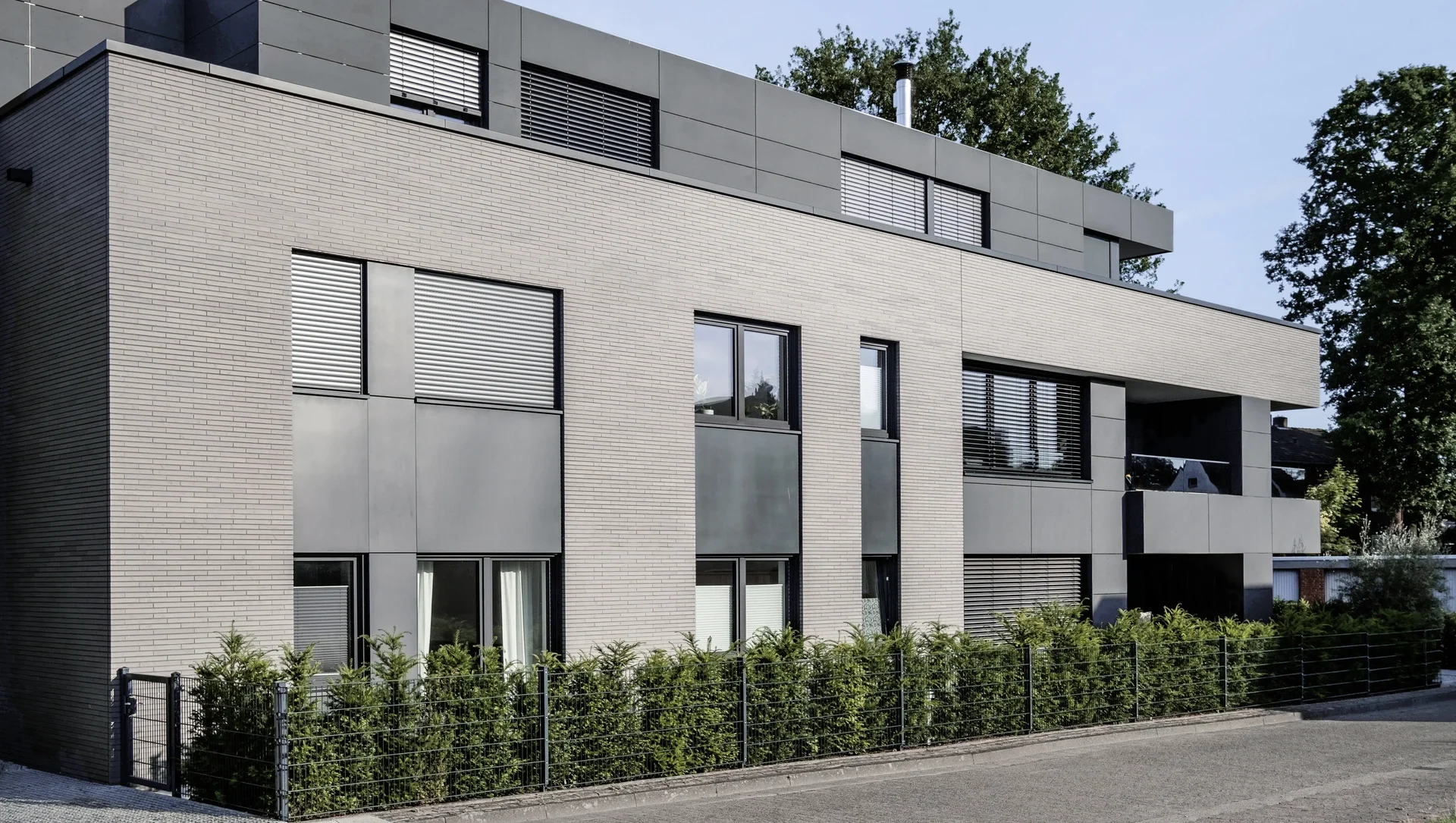 Moderne Wohnarchitektur mit grauem Fassadendesign