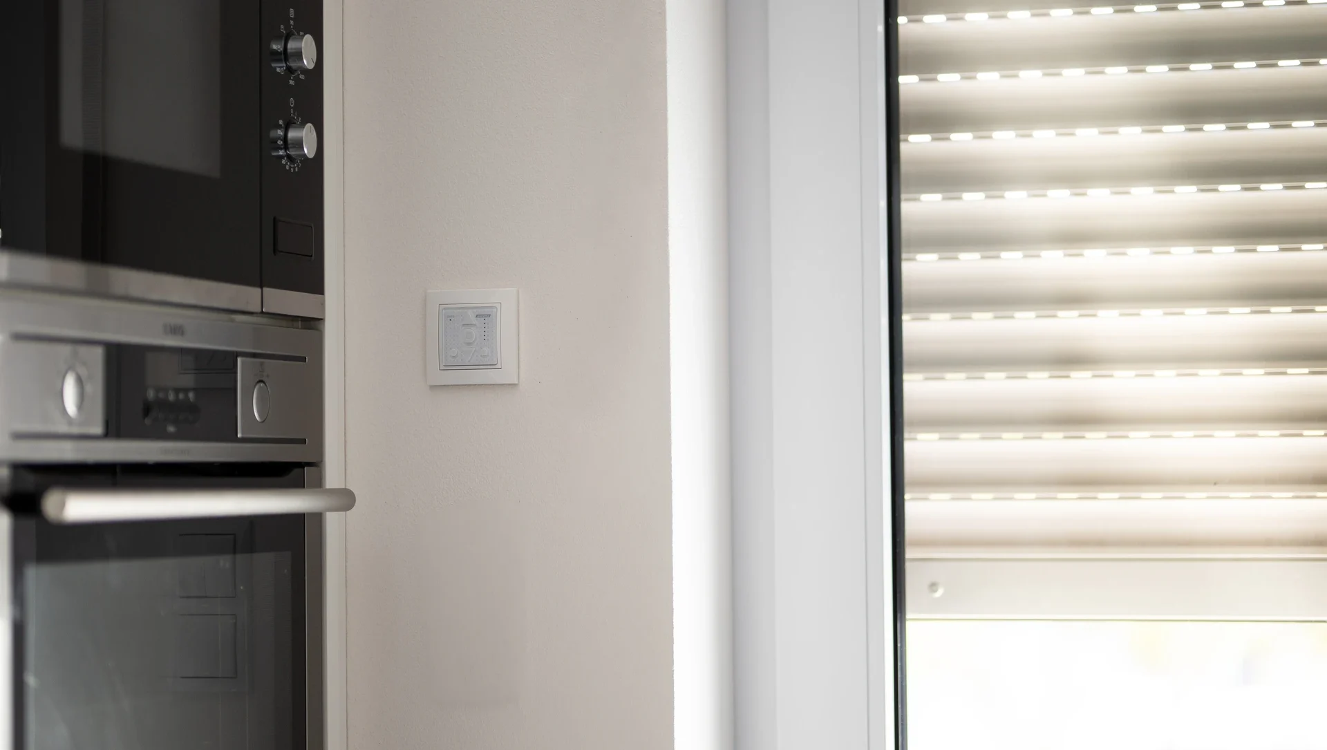 Moderne Küche mit Backofen und Jalousie