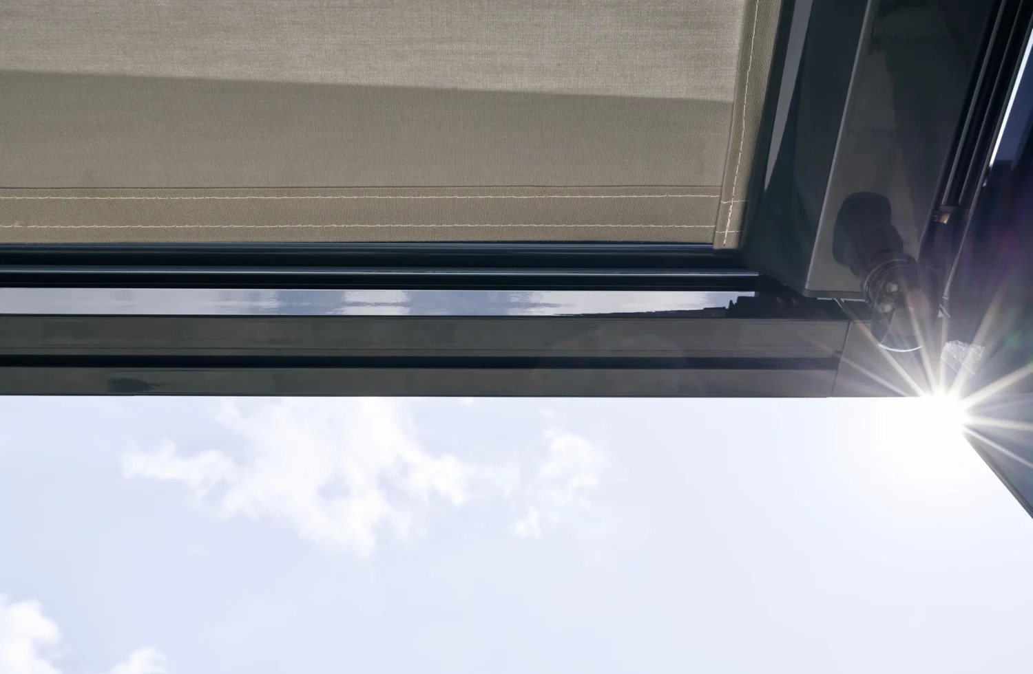 Moderne Markise mit Sonnenstrahlen im Hintergrund