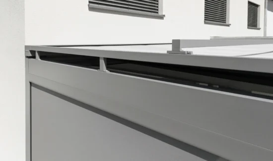 Moderne Fassadenverkleidung mit Sonnenschutzlamellen