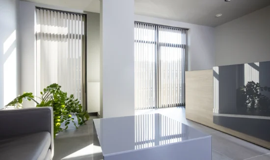 Modernes Konferenzzimmer mit großem Tisch und schwarzen Stühlen